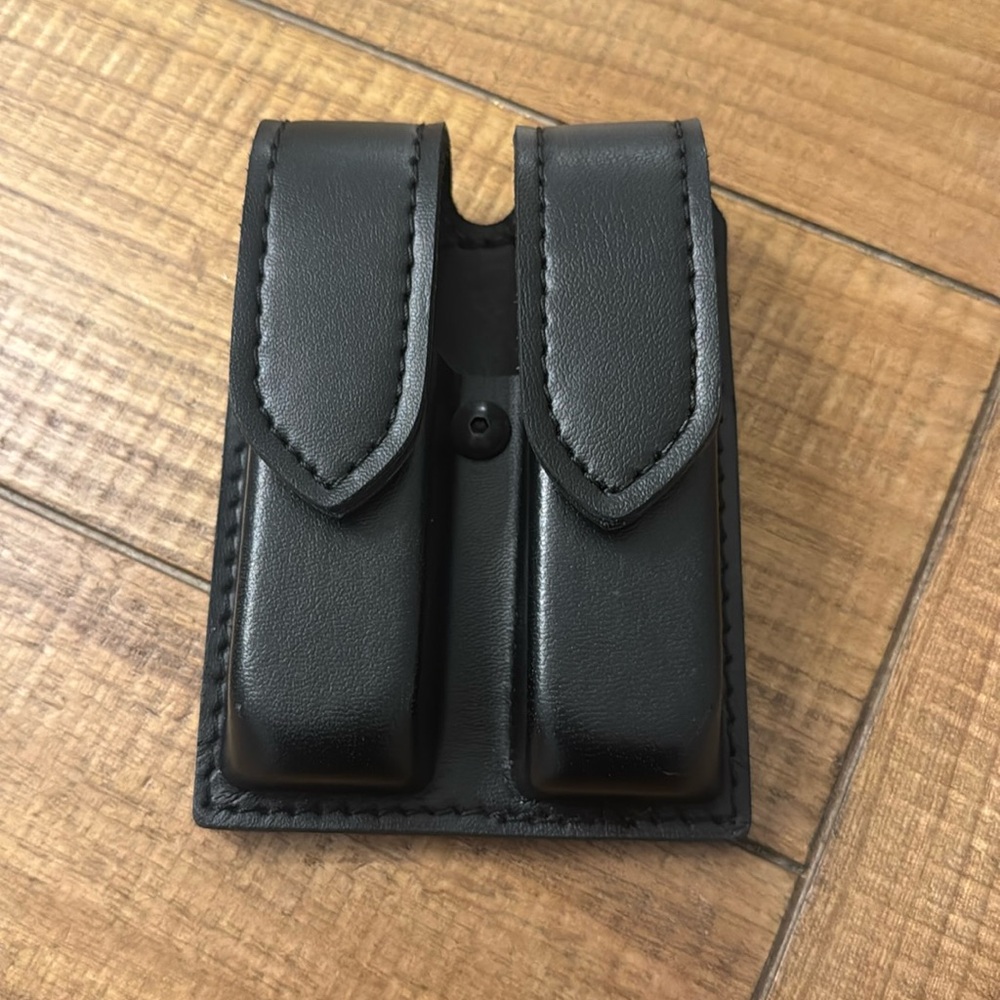 Safariland magazine pouch.